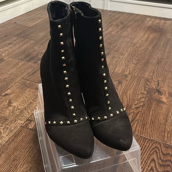 Beautiful black "suede" (faux) boots with gold accents - Picture 2 of 5